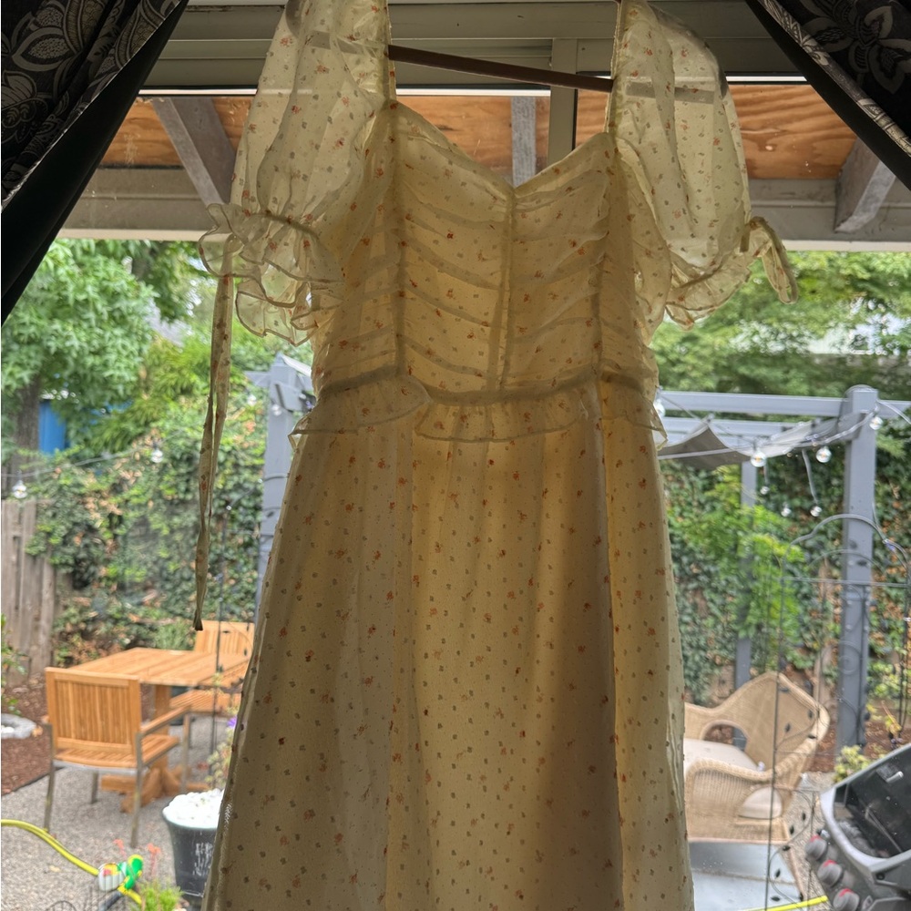 Elegant Yellow Dress with Delicate Details